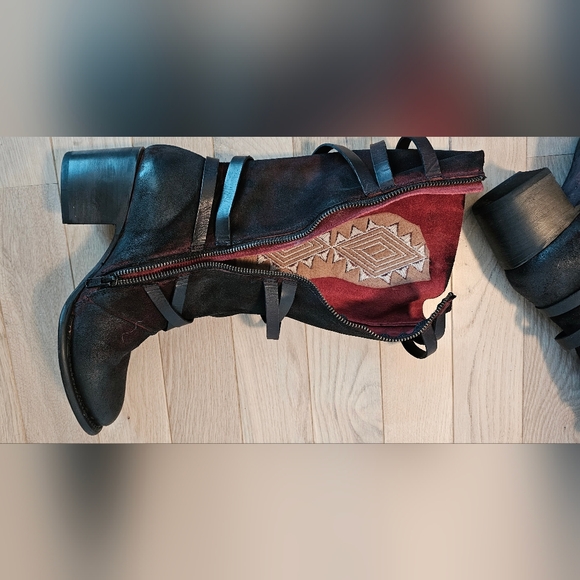 Freebird by Steven- Colin Leather Boot With Embroidery And Round Toe😍 - Picture 4 of 12